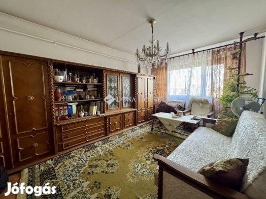 4. ker. Virág utcában 3 szobás, erkélyes lakás