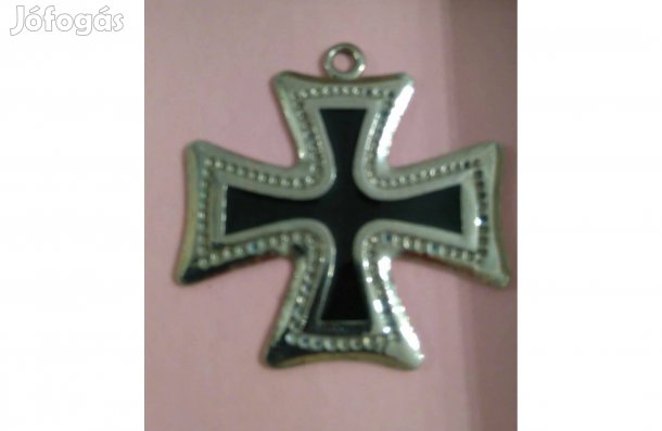 4 ágú fekete-ezüst színű medál eladó!