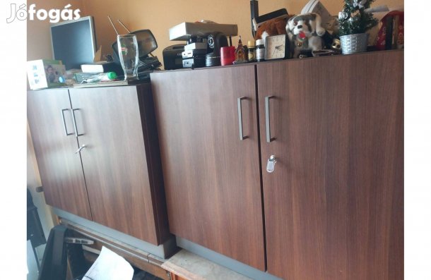 4 barna és 1 fehér zárható kétajtós osztott állítható polcokkal