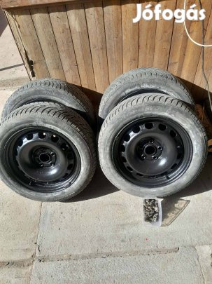 4 db acélfelni gumival, felfogató csavarral