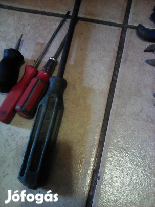 4 db különböző méretű csavarhúzók