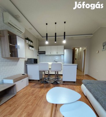 4-es Huszárok útján fiatalos lakás eladó