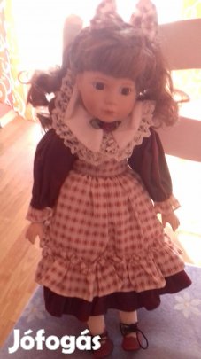 4 különböző porcelán baba 40cm magas állványos Ausztria-ból