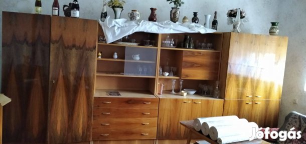 4 részes szekrénysor, komód, asztal, 2 éjjeli szekrény