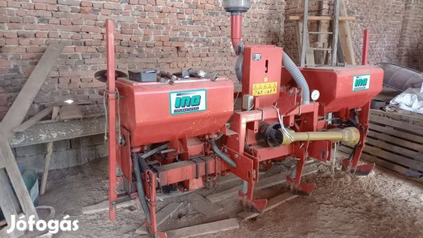 4 soros kukorica vetőgép műtrágya- és granulátum adagolóval