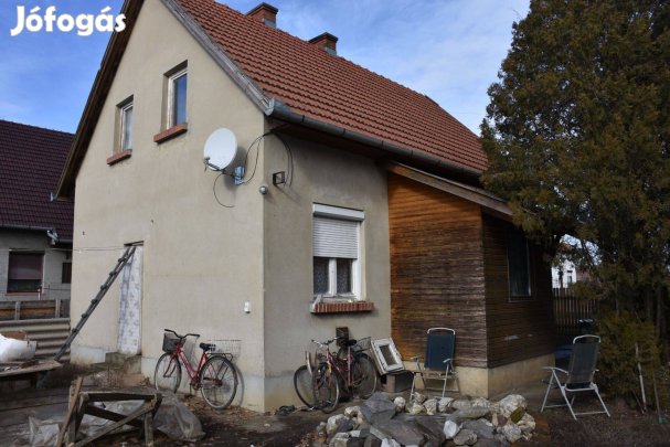 4 szobás, beépített tetőteres családi ház eladó!