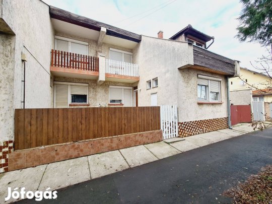 4 szobás ikerház garázzsal és melléképületekkel eladó!