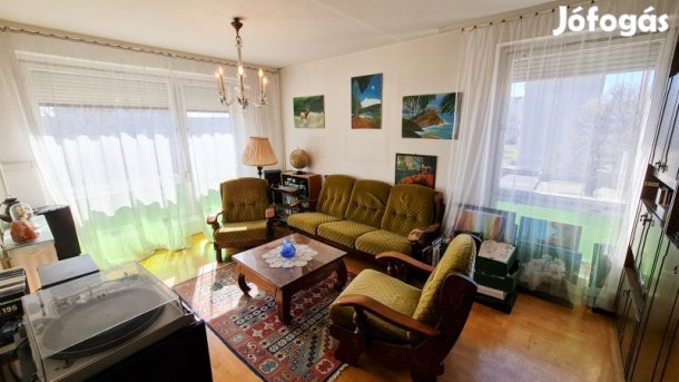 4 szobás napfényes lakás eladó Egyetemvárosban - felújítandó