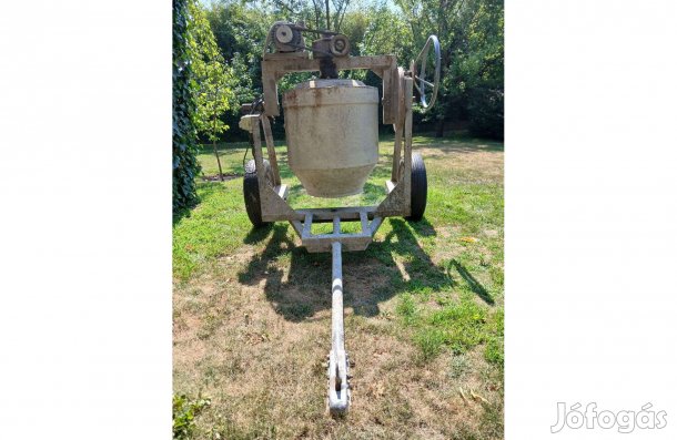 4-taligás betonkeverő