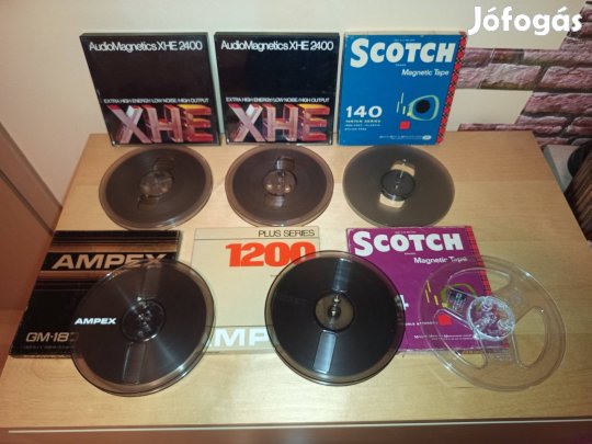 4db 18 cm-es magnószalag és 2db magnóorsó
