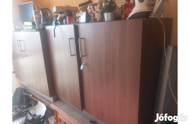 4db barna famintás és 1db fehér kétajtós.polcos zárható szekrény