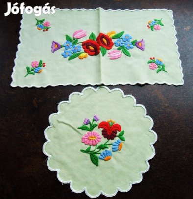 4db kézzel hímzett (3db sárga és 1 fehér) terítő