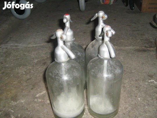 4db régi szódásüveg 1 l-es egyiknek a fején Lantos István jelzés