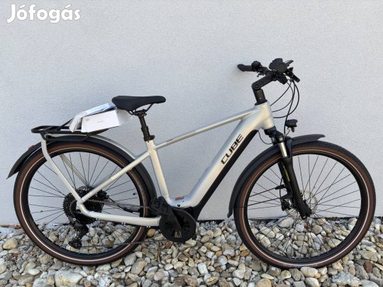 4km-es Cube Touring Hybrid ebike, performance 75Nm 625Wh, garancia