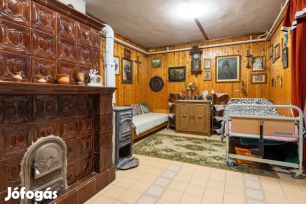 500 méterre a Balatontól családi ház eladó Balatonberényben!