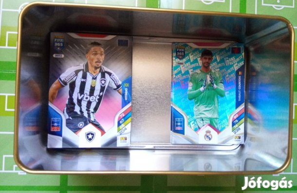 50 db Fifa 365 2026 különbőző focis kártya Nagy fémdobozban