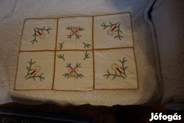 54x81 cm.-es karácsonyi díszes hímzett és szegett terítő eladó