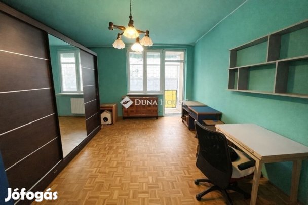 55 nm-es, erkélyes lakás a városközponttól pár perc sétára