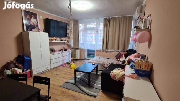 57nm-es felújított nagy erkélyes téglalakás eladó!