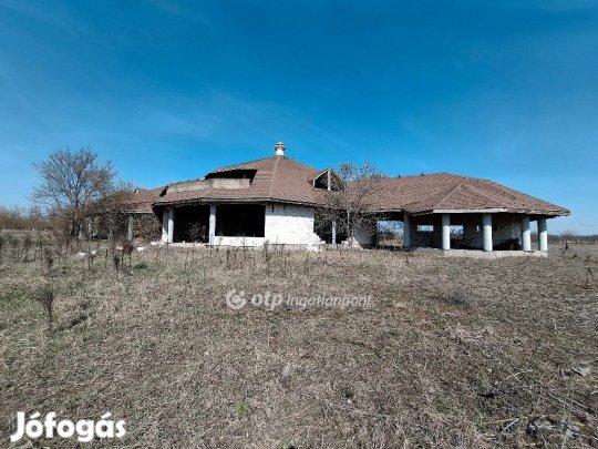 588 nm-es ház eladó Cegléd