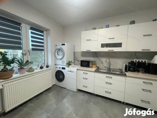 5+1 szobás, nagy teraszos, belső kétszintes, felújított lakás eladó!