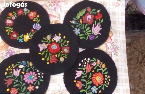 5 db kézzel hímzett posztó alapú pohár alátét Új állapotú