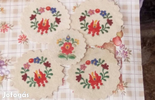5 db-os kézi hímzésű pohár alátét, posztó anyagú Új állapotban