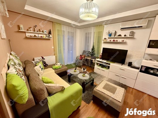 5 perc a Balatontól, földszinti teraszos lakás Szabadifürdőn eladó.