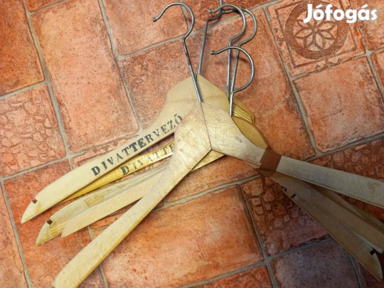 5db régi fa vállfa kettő ebből jelzett /Divattervező/ egybe az 5 db