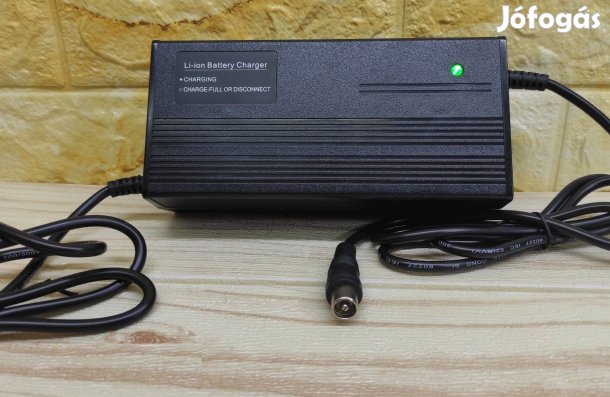 60V 67.2V, 3A, 16S, lítium-ion akkutöltő különböző DC csatlakozóval