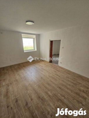 60 nm-es ház eladó Újpetre