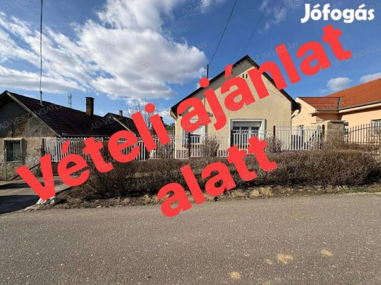 61nm-es önálló családi ház eladó Ócsán