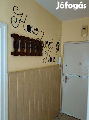 64 nm-es, 3 szobás, erkélyes panellakás Hajdúnánáson eladó