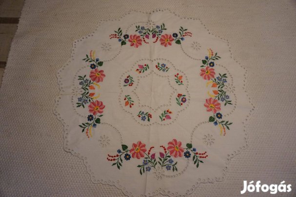 65 cm.-es kerek, színes virág mintával hímzett terítő eladó