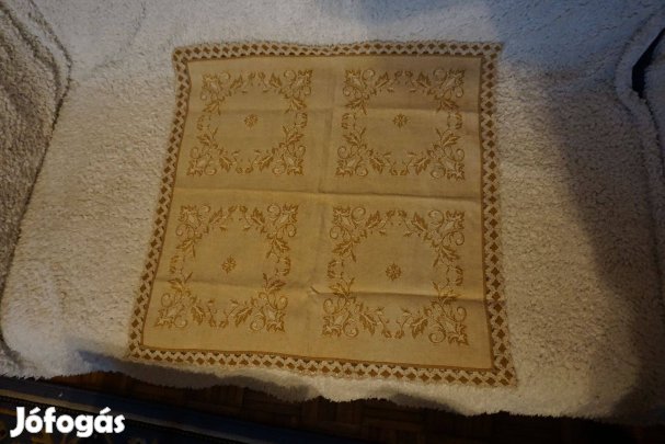 67x67 cm.-es világos okkersárga díszes terítő eladó