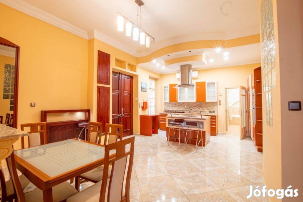 6. ker. Deák térnél nagypolgári, felújított lakás 98 m2, több célra is