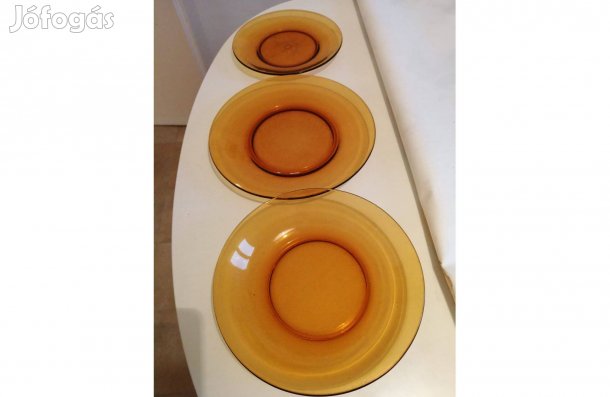 6 db mély, 4 db lapos nagytányér, 3 db közepes tányér