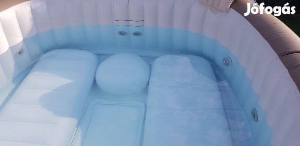 6 fős, extra vízsugaras jakuzzi Bp.-en 265 eFt-ért. Vidékre is viszem