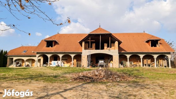 6 hektáros fejlesztési terület két nagy épülettel eladó