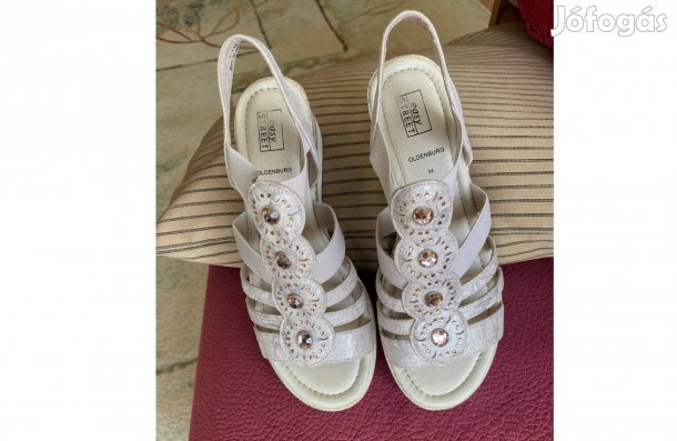 6-os (40) díszköves ,telitalpas szandál (Deichmann) újszerű