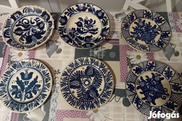 6db Korondi (Erdély) kerámia falitányér Biró Árpád alkotása, jelzett
