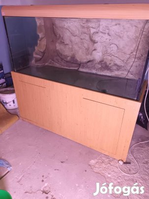700 literes akvarium