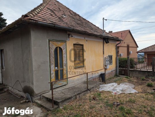 71 nm-es felújítandó ház eladó Szekszárdon, Előhegyen!
