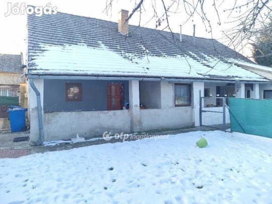 74 nm-es ház eladó Pápa