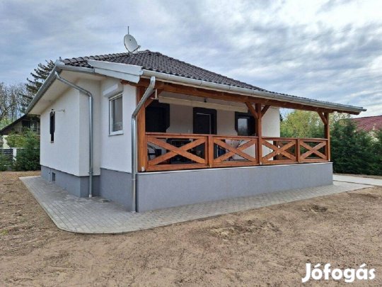 75 m-es pincézett családi ház, 3150 m teleken, nagy garázzsal!