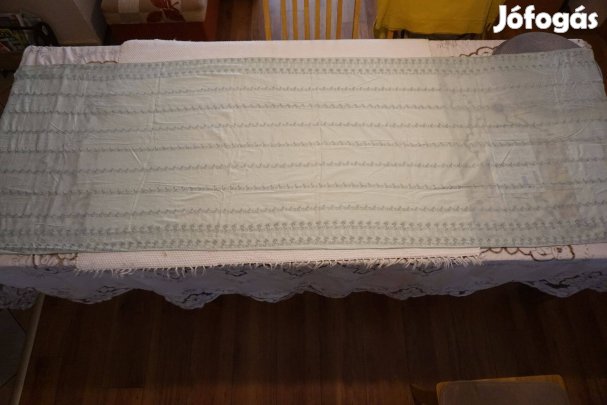 76x222 cm.-es riselt és hímzett falvérő rattan műselyemből eladó
