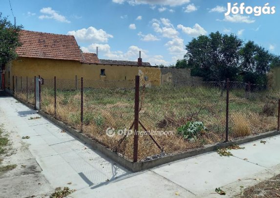 786 nm-es telek eladó Csongrád