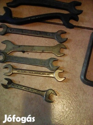 7 db különböző méretű villáskulcsok