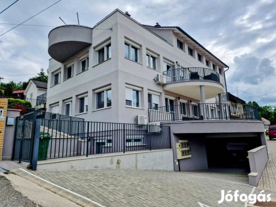 7 lakásos ház a parttól 600 méterre!