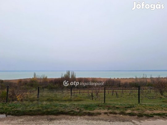 800 nm-es telek eladó Alsóörs